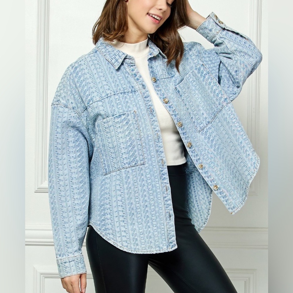 NEW Veveret Light Wash Geometric Abstract Textured Button Front Denim Top - Picture 2 of 7